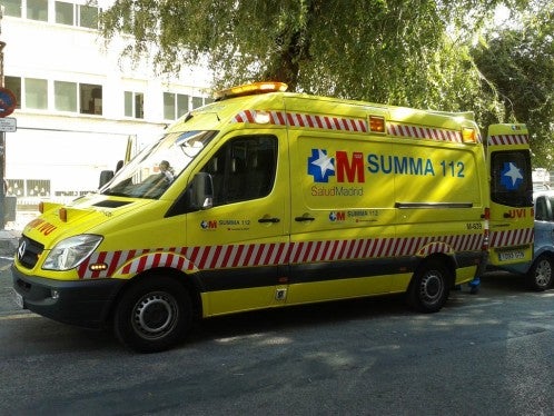 Un bebé se cae de la incubadora tras chocar la ambulancia que lo llevaba con un coche Un bebé se cae de la incubadora tras chocar la ambulancia que lo llevaba con un coche