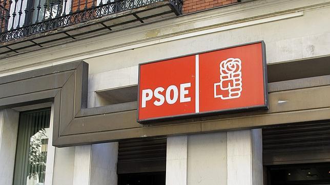 La Comisión de Garantías del PSOE cree que la Ejecutiva está "disuelta" y aboga por designar una gestora La Comisión de Garantías del PSOE cree que la Ejecutiva está "disuelta" y aboga por designar una gestora