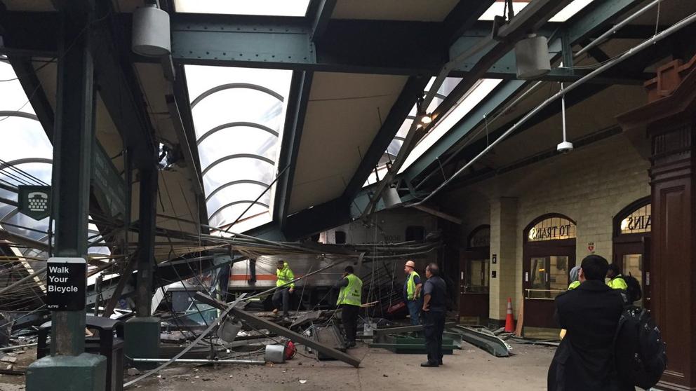 Un muerto y decenas de heridos en un accidente de tren en Nueva Jersey Un muerto y decenas de heridos en un accidente de tren en Nueva Jersey