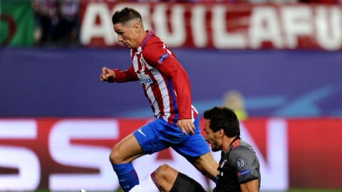 Torres dejando en el suelo a Hummels en el Atl&eacute;tico-Bayern.