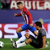 Torres dejando en el suelo a Hummels en el Atlético-Bayern.