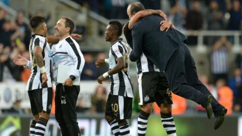 Rafael Ben&iacute;tez, se abraza con Mitrovic.