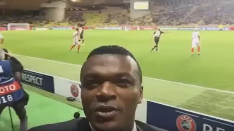 Desailly caza un gol mientras se hac&iacute;a un v&iacute;deo-selfie.