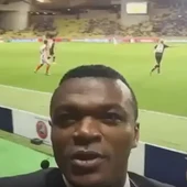 Desailly caza un gol mientras se hacía un vídeo-selfie. Desailly caza un gol mientras se hacía un vídeo-selfie.
