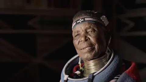 Esther "Malangu", una artista africana de fama internacional Esther "Malangu", una artista africana de fama internacional