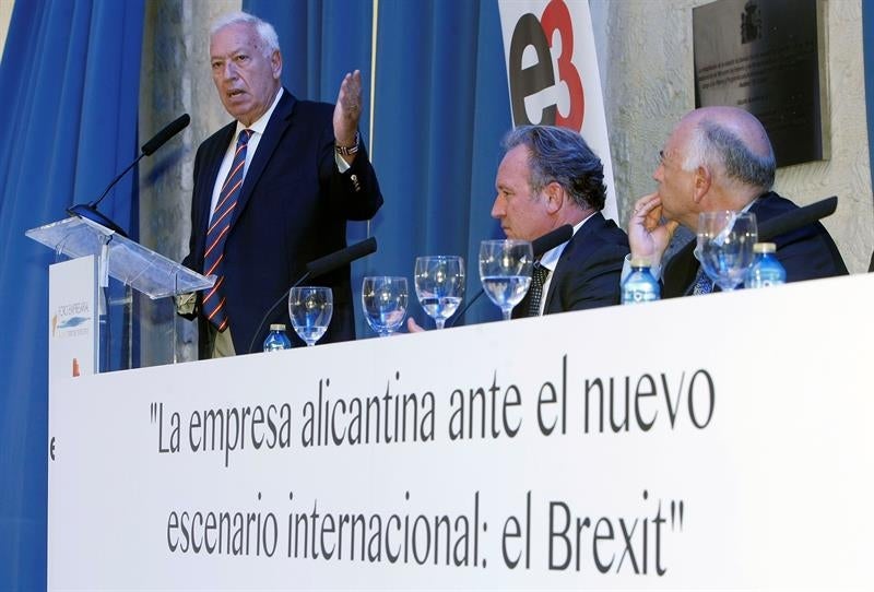 Margallo a los gibraltareños: "O británicos fuera de la UE o hispanobritánicos dentro" Margallo a los gibraltareños: "O británicos fuera de la UE o hispanobritánicos dentro"
