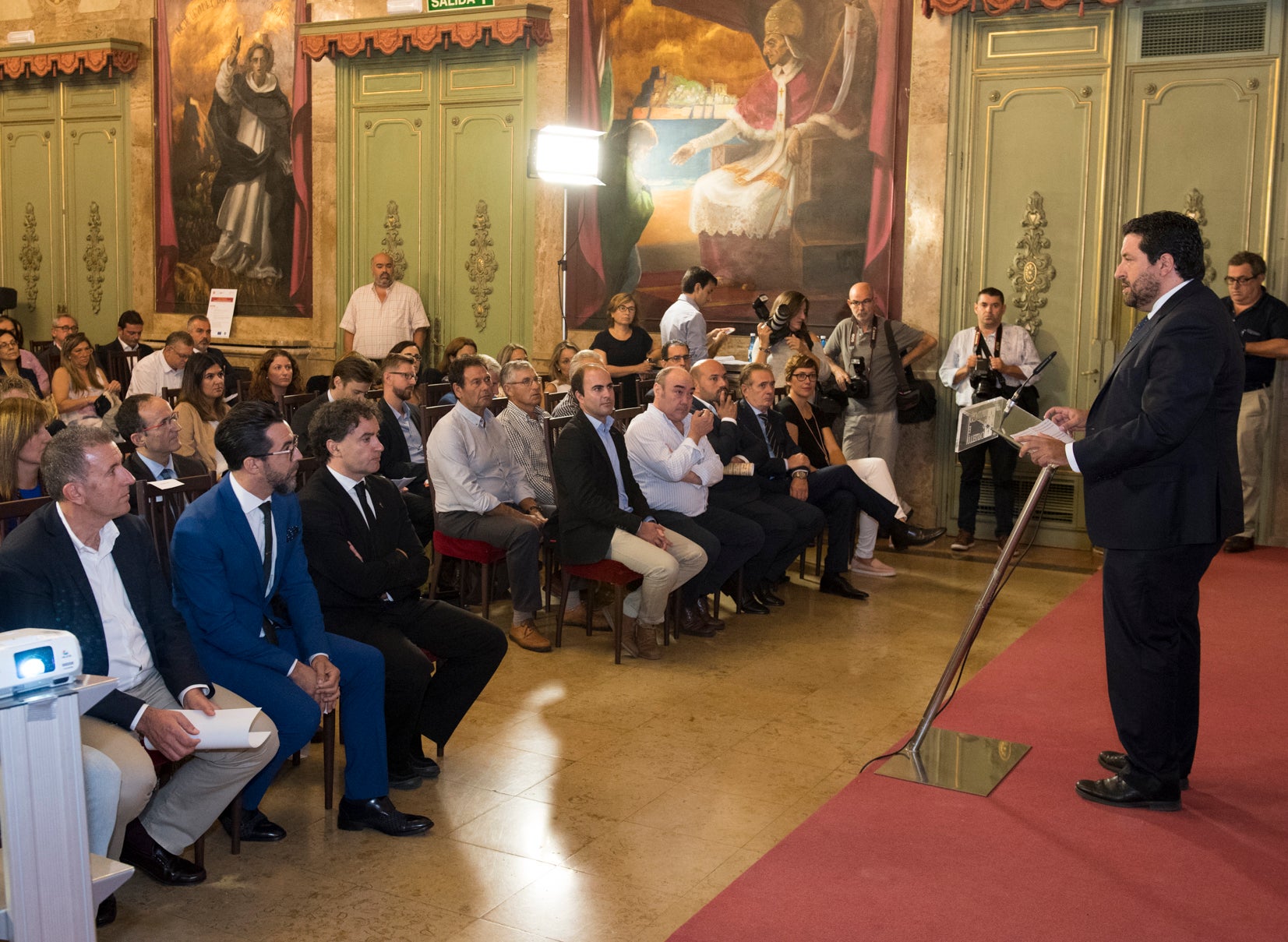 Dacosta inaugura el I Foro Europeo de Turismo Gastronómico ante casi 200 referentes y profesionales del sector Dacosta inaugura el I Foro Europeo de Turismo Gastronómico ante casi 200 referentes y profesionales del sector