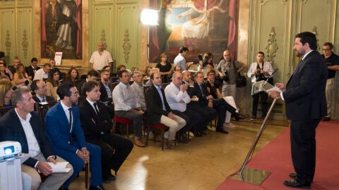 El presidente de la Diputaci&oacute;n, Javier Moliner, ha dado la bienvenida al chef Michel&iacute;n Quique Dacosta al congreso.