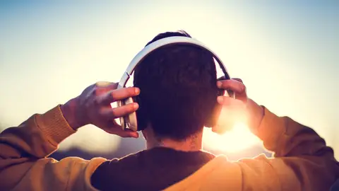 Escuchando música Escuchando música