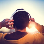 Escuchando música Escuchando música