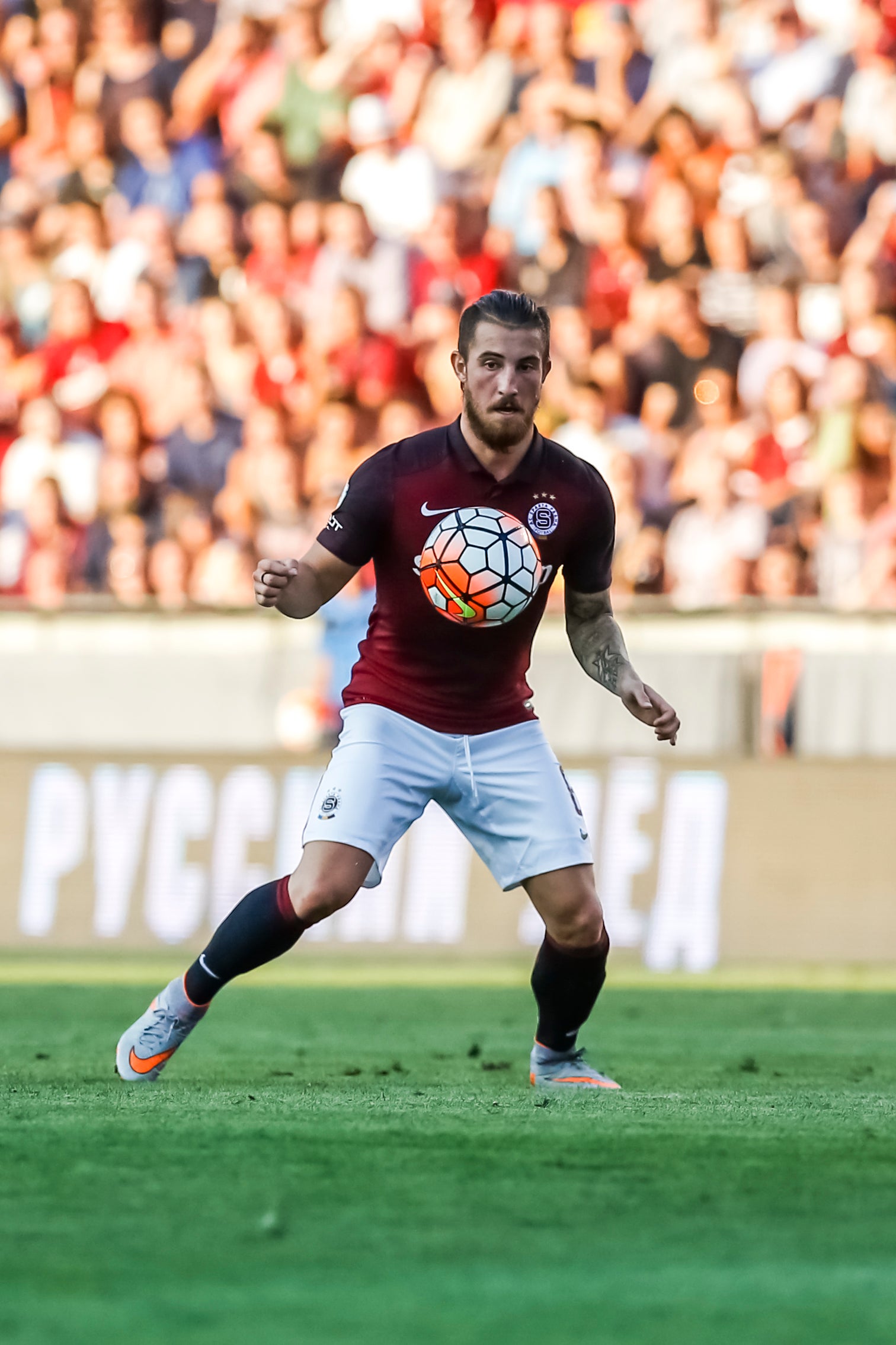 Obligan a dos jugadores del Sparta de Praga a entrenar con el equipo femenino por insultos machistas Obligan a dos jugadores del Sparta de Praga a entrenar con el equipo femenino por insultos machistas