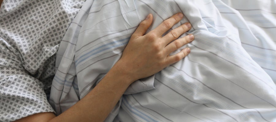 Un enfermo en una cama de un hospital Un enfermo en una cama de un hospital