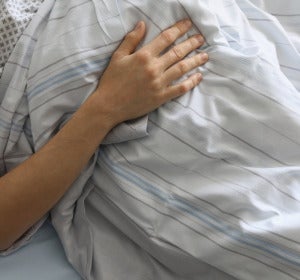 Un enfermo en una cama de un hospital Un enfermo en una cama de un hospital