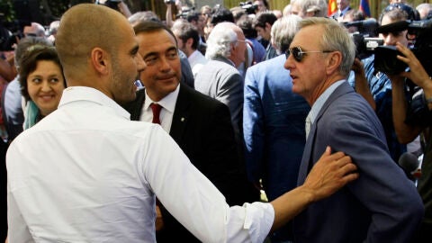 Guardiola y Cruyff se saludan