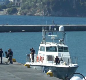 Varios médicos trasladan los cuerpos de unos inmigrantes indocumentados en el puerto de la isla de Lesbos Varios médicos trasladan los cuerpos de unos inmigrantes indocumentados en el puerto de la isla de Lesbos