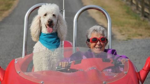 Miss Norma junto a su perro Ringo 
