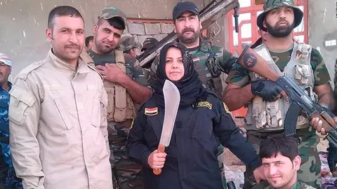 Um Hanadi, el ama de casa que lucha contra Daesh Um Hanadi, el ama de casa que lucha contra Daesh