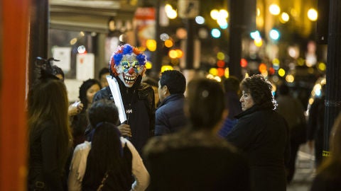 Un hombre disfrazado de payaso por las calles de Washington