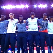Los jugadores de los Knicks y de los Rockets, unidos durante el himno de Estados Unidos Los jugadores de los Knicks y de los Rockets, unidos durante el himno de Estados Unidos