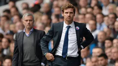 Villas-Boas, con Mourinho en segundo plano Villas-Boas, con Mourinho en segundo plano