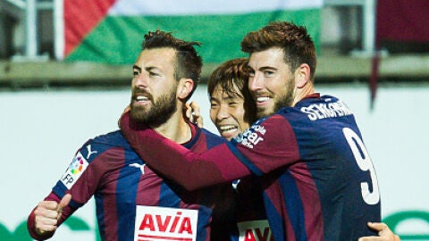 Sergi Enrich y Antonio Luna celebran un gol con el Eibar