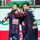 Sergi Enrich y Antonio Luna celebran un gol con el Eibar