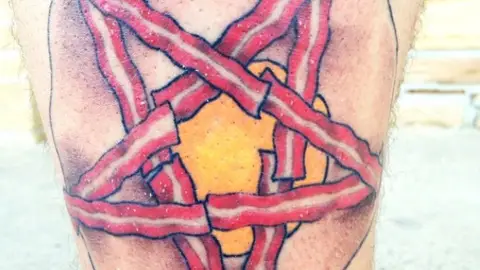 Una estrella de 5 puntas hecha... con bacon. Satánico y grasiento Una estrella de 5 puntas hecha... con bacon. Satánico y grasiento