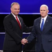 Los candidatos a la Vicepresidencia de EEUU, el republicano Mike Pence y el demócrata Tim Kaine, se saludan antes del único debate, este 4 de octubre de 2016, en Farmwille