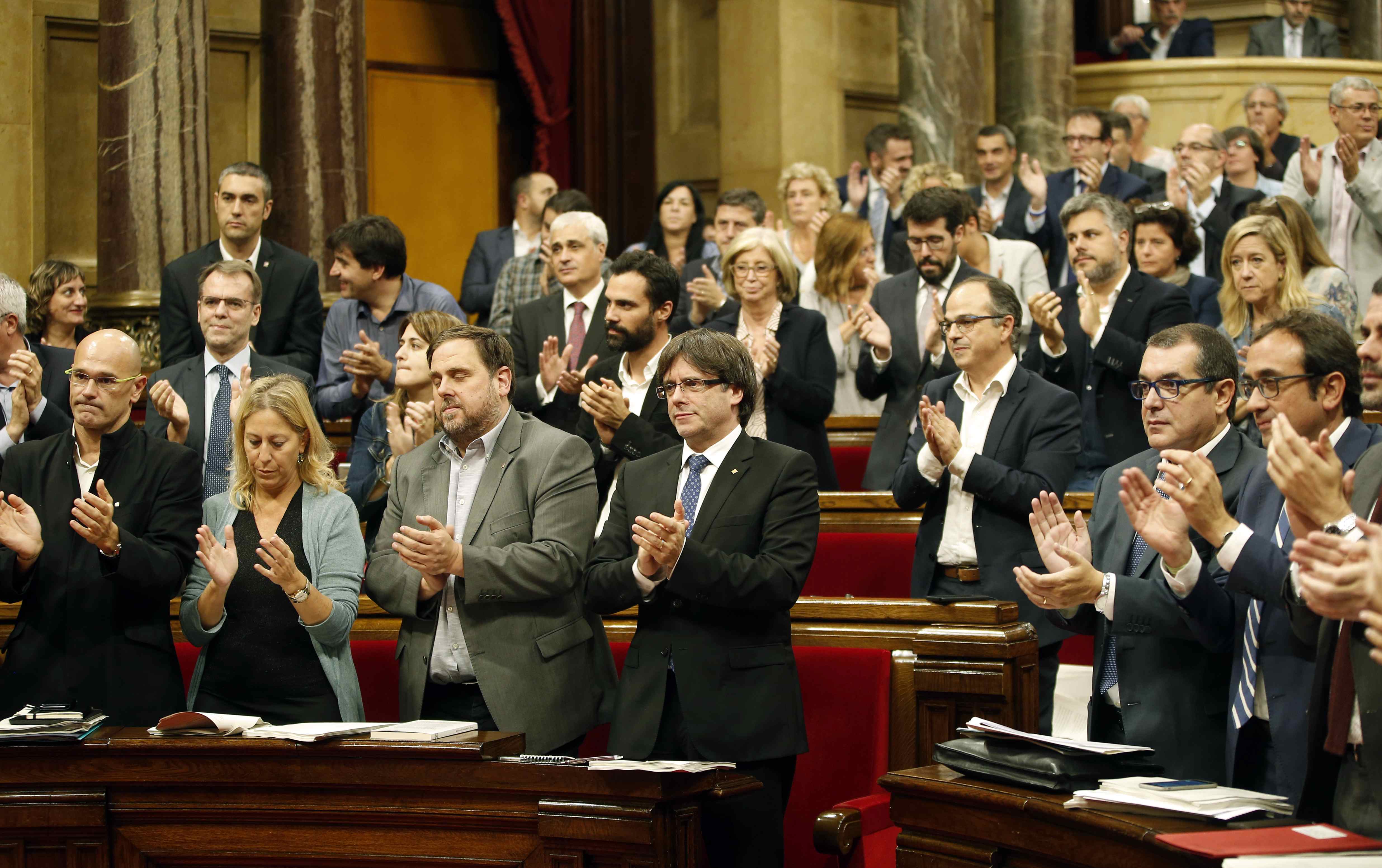 Junts pel Sí lleva a la Mesa del Parlament la tramitación urgente de las leyes de desconexión Junts pel Sí lleva a la Mesa del Parlament la tramitación urgente de las leyes de desconexión