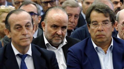 El exconsejero de Caja Madrid en representaci&oacute;n de CCOO Rodolfo Benito, en el centro de la imagen