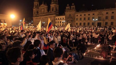 Miles de universitarios participan en una manifestaci&oacute;n por la paz en Colombia