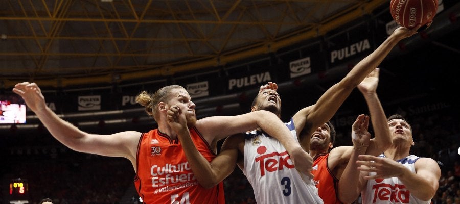 Jugadores del Real Madrid de Baloncesto y Valencia Basket durante el encuentro Jugadores del Real Madrid de Baloncesto y Valencia Basket durante el encuentro