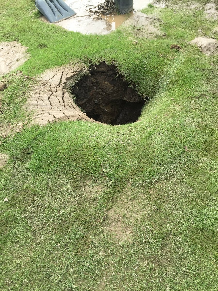 El misterio del cráter que apareció en un campo de fútbol americano El misterio del cráter que apareció en un campo de fútbol americano