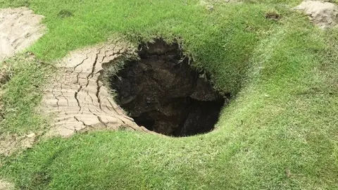 El misterioso cráter que apareció en un campo de fútbol americano El misterioso cráter que apareció en un campo de fútbol americano