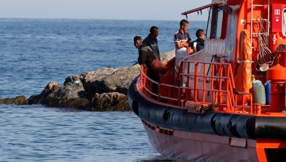 Menores de origen argelino rescatados de una patera interceptada al sureste de Cabo de Gata, en Almería