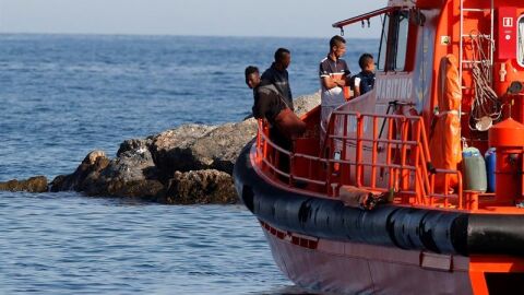 Menores de origen argelino rescatados de una patera interceptada al sureste de Cabo de Gata, en Almer&iacute;a