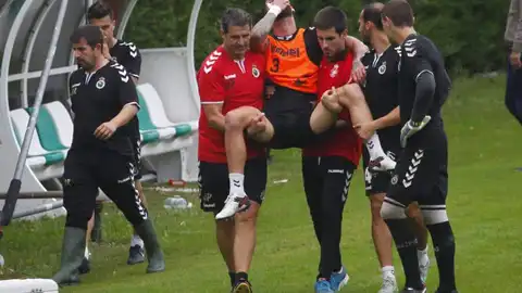 Lesión Borja Granero Sacan lesionado del campo de La Alberia al jugador del Racing de Santander Borja Granero