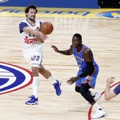 Sergio Llull da un pase a Nocioni durante el partido contra los Thunder Sergio Llull da un pase a Nocioni durante el partido contra los Thunder