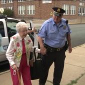La anciana acompañada por la policía