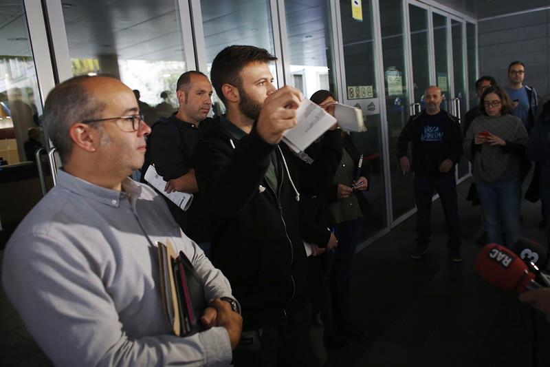 Al menos 300 ayuntamientos de Cataluña abrirán sus puertas pese a ser festivo como muestra de rechazo a la Constitución Al menos 300 ayuntamientos de Cataluña abrirán sus puertas pese a ser festivo como muestra de rechazo a la Constitución