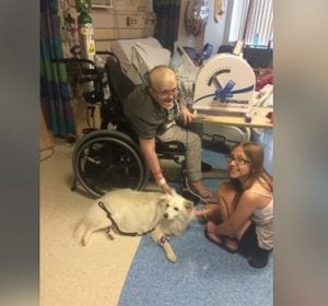 Emily junto a uno de sus perros Emily junto a uno de sus perros