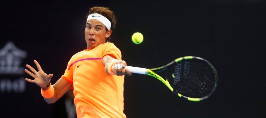 Nadal golpea una bola en Shanghái Nadal golpea una bola en Shanghái