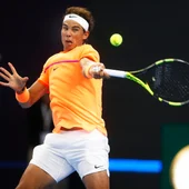 Nadal golpea una bola en Shanghái Nadal golpea una bola en Shanghái