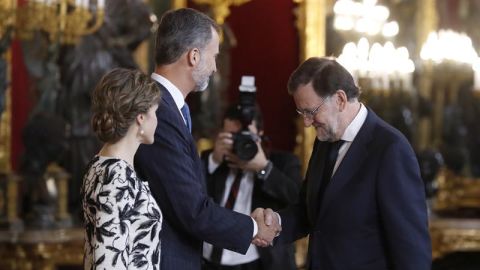 Los Reyes saludan al presidente del Gobierno en funciones, Mariano Rajoy
