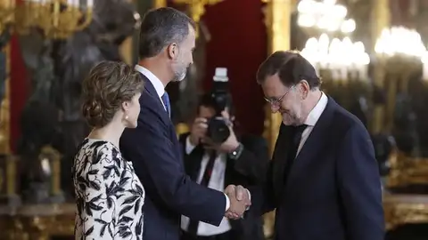 Los Reyes saludan al presidente del Gobierno en funciones, Mariano Rajoy. Los Reyes saludan al presidente del Gobierno en funciones, Mariano Rajoy