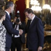 Los Reyes saludan al presidente del Gobierno en funciones, Mariano Rajoy.