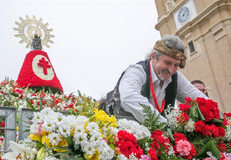 Alrededor de 170.000 personas han acudido a la ofrenda de flores de la Virgen del Pilar en Zaragoza pese al mal tiempo Alrededor de 170.000 personas han acudido a la ofrenda de flores de la Virgen del Pilar en Zaragoza pese al mal tiempo