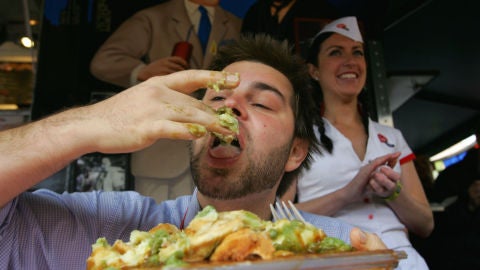 Un hombre comiendo a lo loco