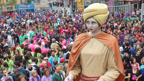Pasacalles de la Fira d'Onda del a&ntilde;o pasado con multitud de vecinos.