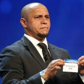 Roberto Carlos saca el nombre de un equipo en el sorteo de Champions